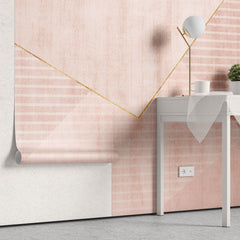 Tapet personalizat abstract cu forme si dungi in nuante de roz si alb cu detalii aurii reverse pink pyramid