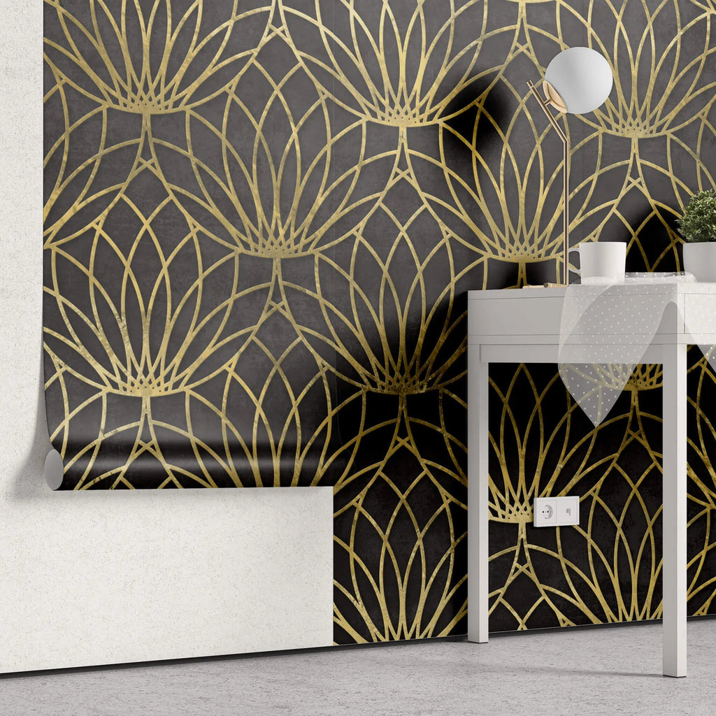 Tapet personalizat art deco cu floare de lotus aurie pe un fundal negru de perete texturat black lotus