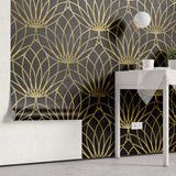 Tapet personalizat art deco cu floare de lotus aurie pe un fundal negru de perete texturat black lotus
