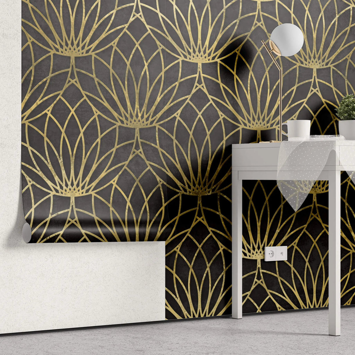 Tapet personalizat art deco cu floare de lotus aurie pe un fundal negru de perete texturat black lotus