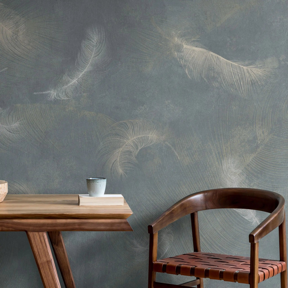 Tapet personalizat fine art cu pene subtiri aurii si argintii pe un fundal inchis slim feathers