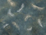 Tapet personalizat fine art cu pene subtiri aurii si argintii pe un fundal inchis slim feathers