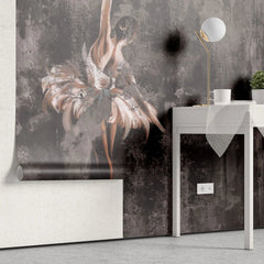 Tapet personalizat fine art cu balerina pe un fundal maro inchis ballerina