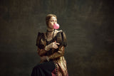 Tapet Personalizat Fine Art cu femeie in haine medievale in realitatea moderna - MEDIEVAL BUBBLEGUM