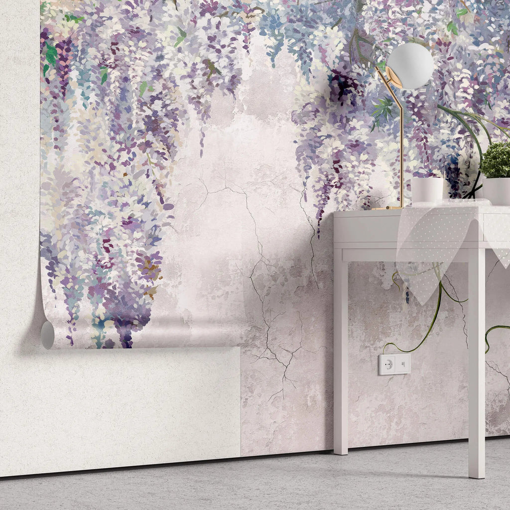 Tapet personalizat floral cu arborele wisteria in nuante de mov si rozaliu raspandit pe un perete de beton wisteria wall
