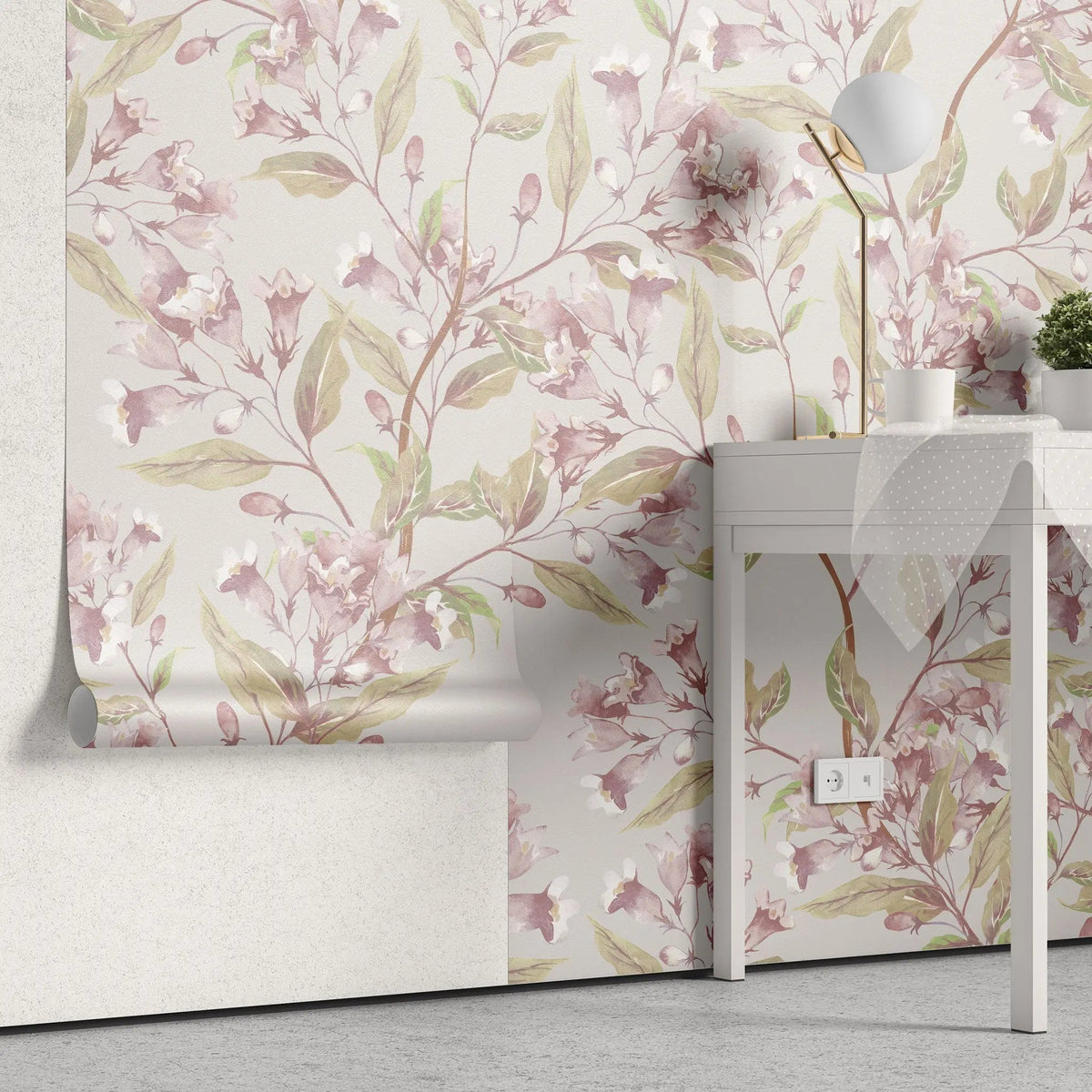 Tapet personalizat floral cu flori de jacaranda roz pe un fundal bej pink jacaranda