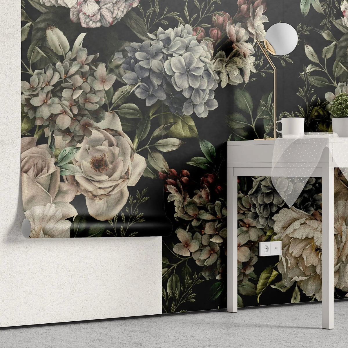 Tapet personalizat floral cu arangament floral cu trandafiri si hydrangea pe un fundal inchis hydrangea arrangement