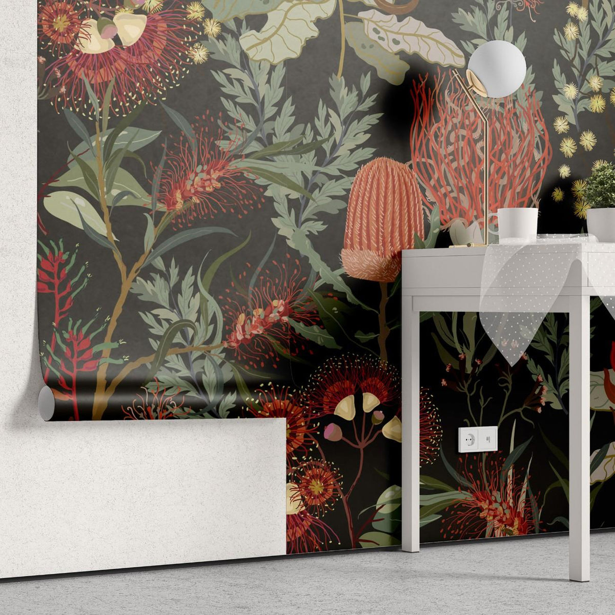 Tapet personalizat floral cu un model repetitiv de flori de ciulin in nuante de rosu oferind un design indraznet si artistic red thistle pattern