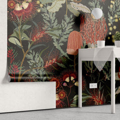Tapet personalizat floral cu un model repetitiv de flori de ciulin in nuante de rosu oferind un design indraznet si artistic red thistle pattern