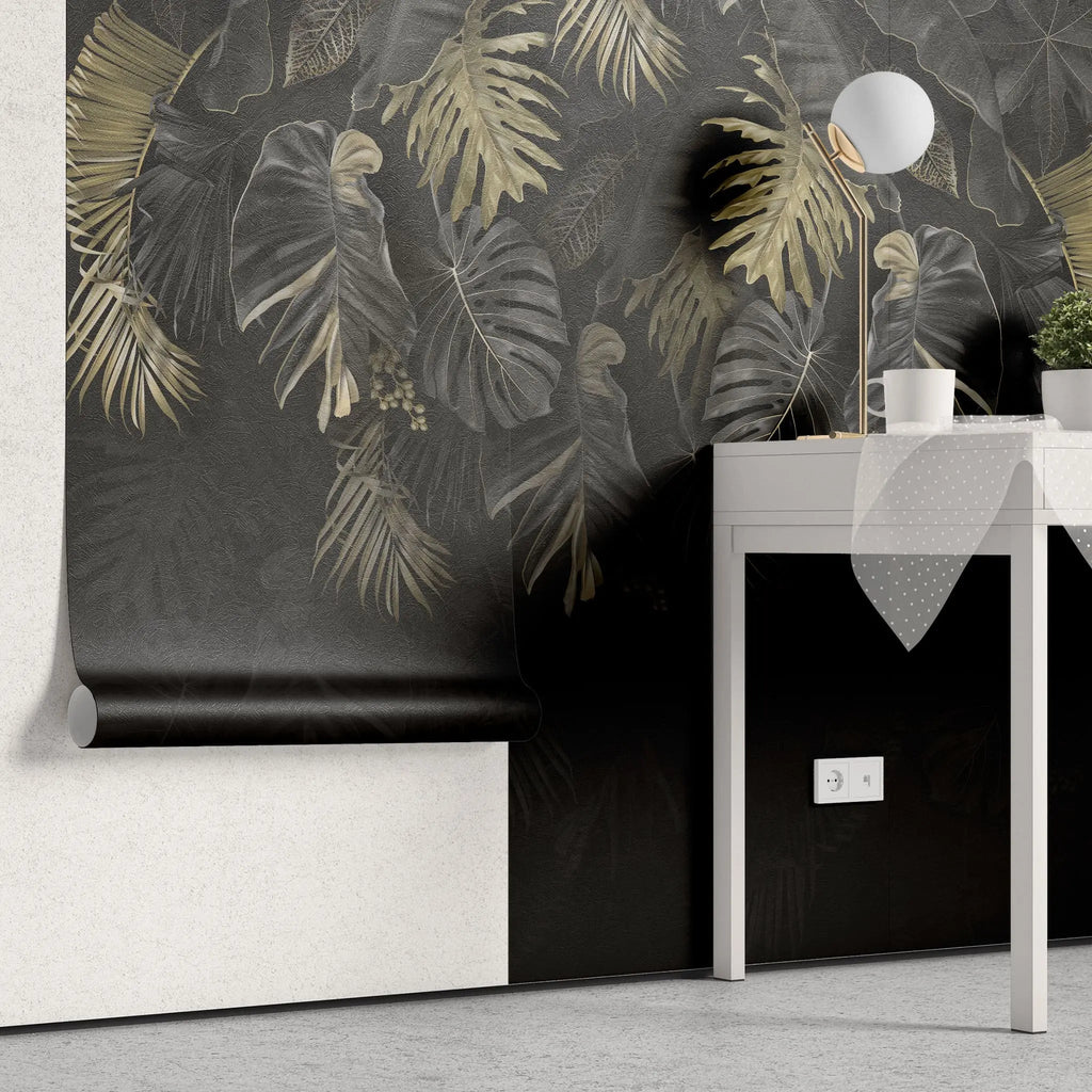 Tapet personalizat cu frunze de palmier si monstera in nuante de negru si auriu dark gold monstera
