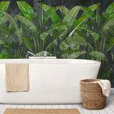 Tapet personalizat leaf cu frunze de bananier verzi intens pe un fundal negru green vibe dark