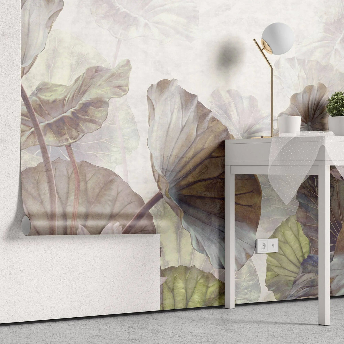 Tapet personalizat leaf cu frunze maro si flori de lotus roz pe un fundal alb deschis brown lotus