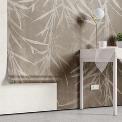 Tapet personalizat leaf cu frunze de bambus bej deschis pe un fundal maro cu textura de perete brown bamboo