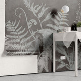 Tapet personalizat leaf cu frunze cu model de feriga in nuante de gri pe fundal intunecat aducand un plus de eleganta si mister inverse fern