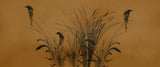 Tapet personalizat leaf cu frunze cu un design minimalist infatisand pasari stilizate printre fire de trestie pe un fundal maro inchis creand o imagine eleganta bird reed dark