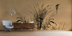 Tapet personalizat leaf cu frunze si pasari stilizate asezate pe fire de trestie pe un fundal de un bej deschis oferind o nota de serenitate si naturalete bird reed light