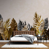 Tapet personalizat leaf cu frunze luxuriante in nuante de auriu gri si negru pe un fundal deschis pentru un aspect modern si elegant brassy tropical