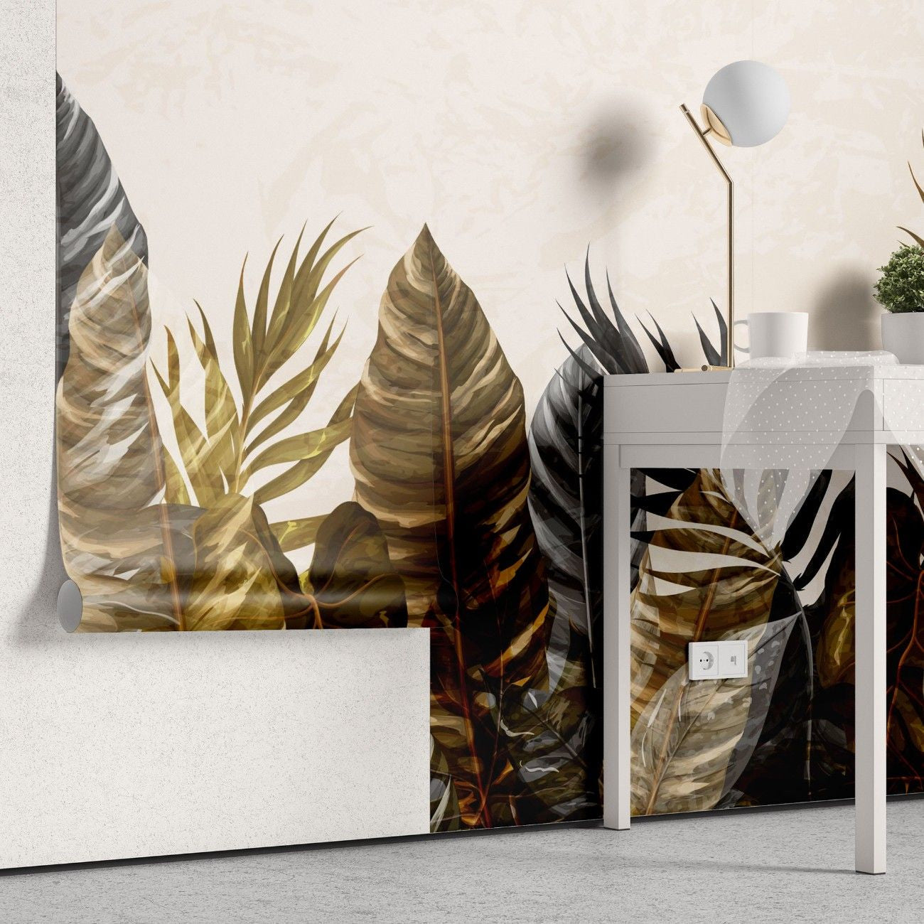 Tapet personalizat leaf cu frunze luxuriante in nuante de auriu gri si negru pe un fundal deschis pentru un aspect modern si elegant brassy tropical
