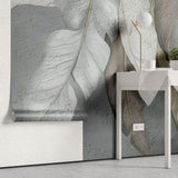 Tapet personalizat leaf cu frunze stilizate asemanatoare unor pene in nuante de bej si gri cu o textura fina pentru un decor elegant si aerisit stucco leaves