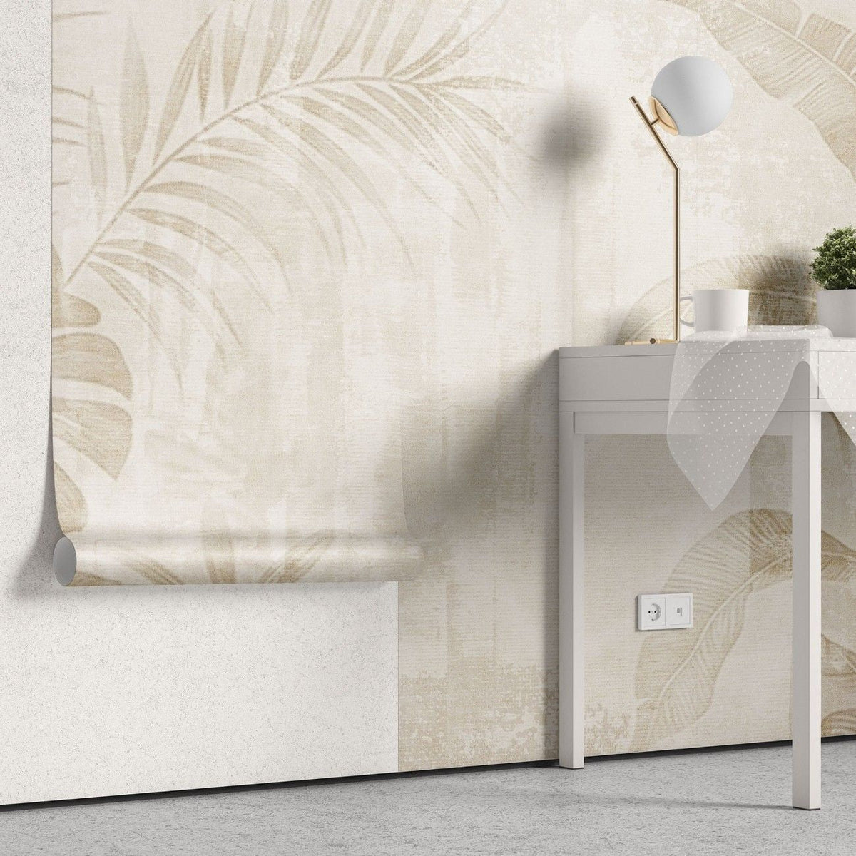 Tapet personalizat leaf cu frunze de palmier in tonuri de bej pe un fundal texturat deschis aducand o atmosfera calda si luminoasa tropical texture