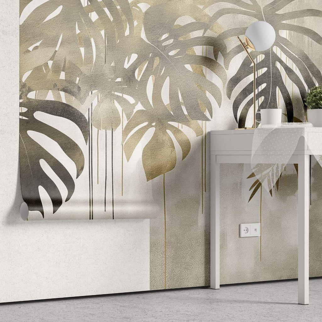 Tapet personalizat leaf cu frunze de monstera si palmier in nuante aurii si gri cu un efect de picurare ideal pentru un interior luxos si exotic gold monstera flows