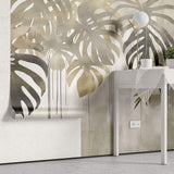 Tapet personalizat leaf cu frunze de monstera si palmier in nuante aurii si gri cu un efect de picurare ideal pentru un interior luxos si exotic gold monstera flows