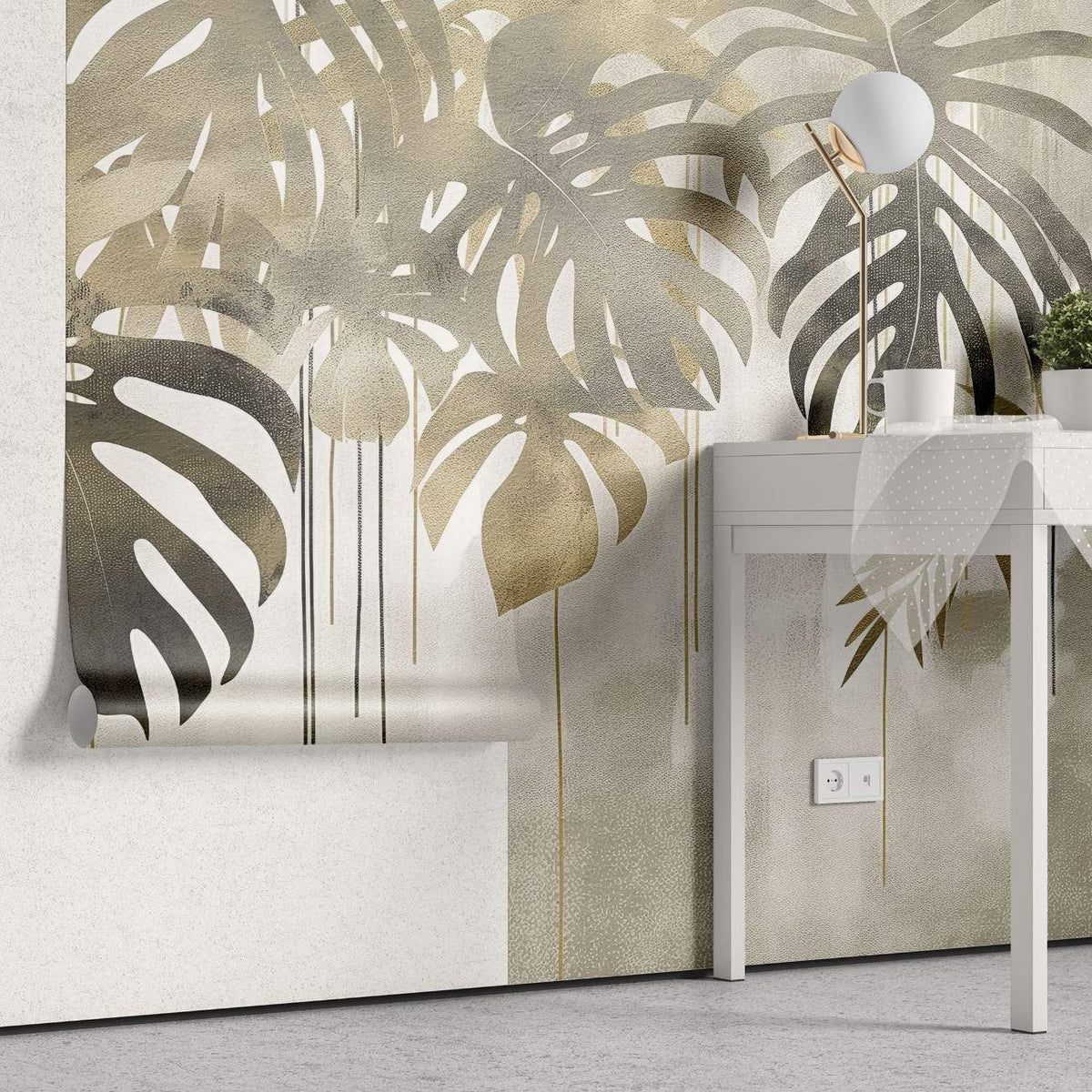 Tapet personalizat leaf cu frunze de monstera si palmier in nuante aurii si gri cu un efect de picurare ideal pentru un interior luxos si exotic gold monstera flows