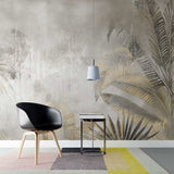 Tapet personalizat leaf cu frunze tropicale in nuante de gri deschis si auriu cu un aspect usor prafuit aducand un plus de eleganta si serenitate dusted tropical leaves