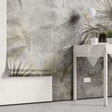 Tapet personalizat leaf cu frunze de palmier si alte plante exotice in tonuri de bej si gri pe un fundal cu aspect de stucada pentru un stil rustic modern gold concrete leaves