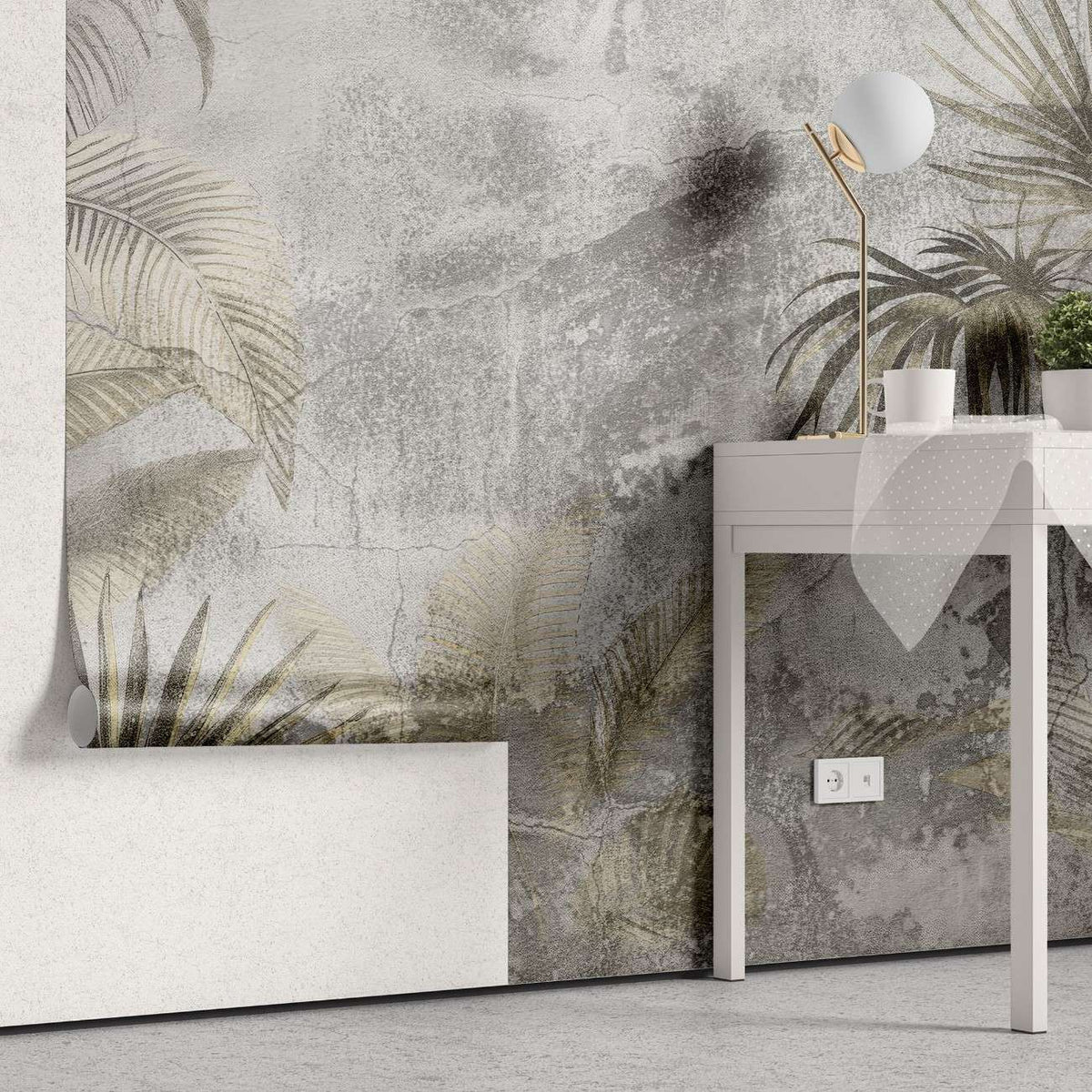 Tapet personalizat leaf cu frunze de palmier si alte plante exotice in tonuri de bej si gri pe un fundal cu aspect de stucada pentru un stil rustic modern gold concrete leaves