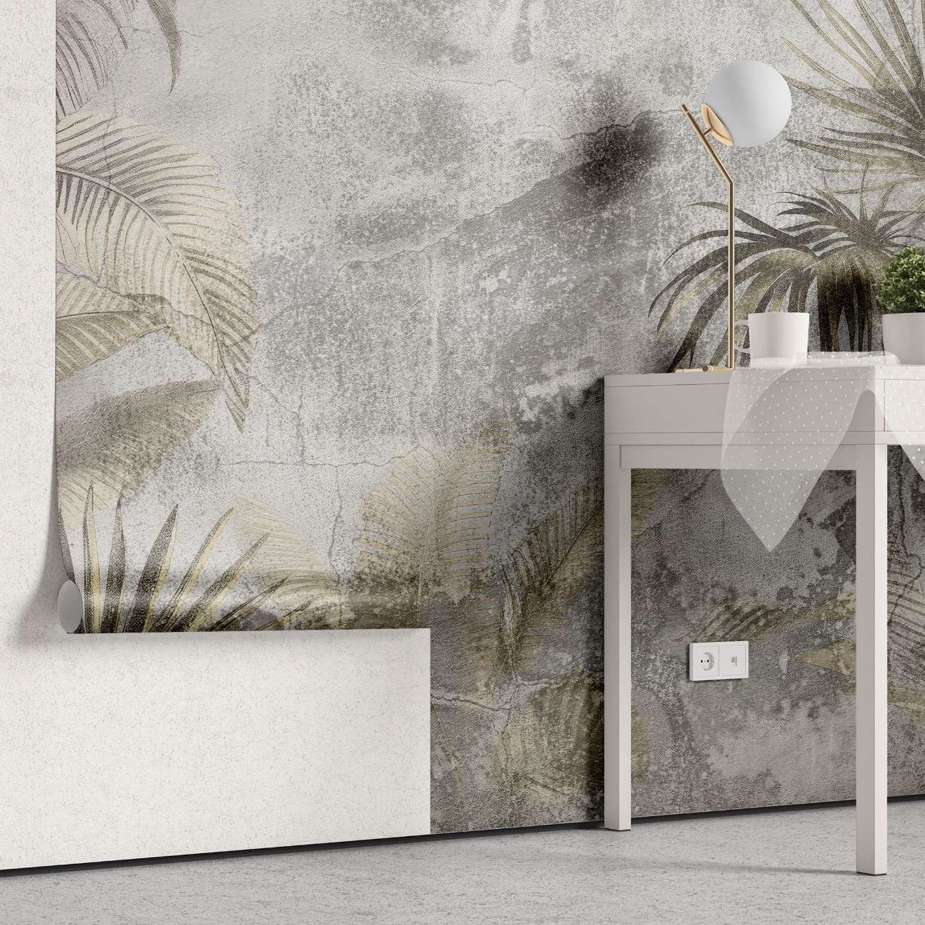 Tapet personalizat leaf cu frunze de palmier si alte plante exotice in tonuri de bej si gri pe un fundal cu aspect de stucada pentru un stil rustic modern gold concrete leaves