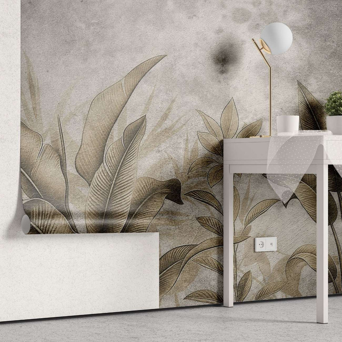 Tapet personalizat leaf cu frunze tropicale stilizate in tonuri de auriu patinat si gri pe un fundal cu aspect de fresca designul aduce o atmosfera exotica si sofisticata ideal pentru interioare elegante fresco brassy leaves