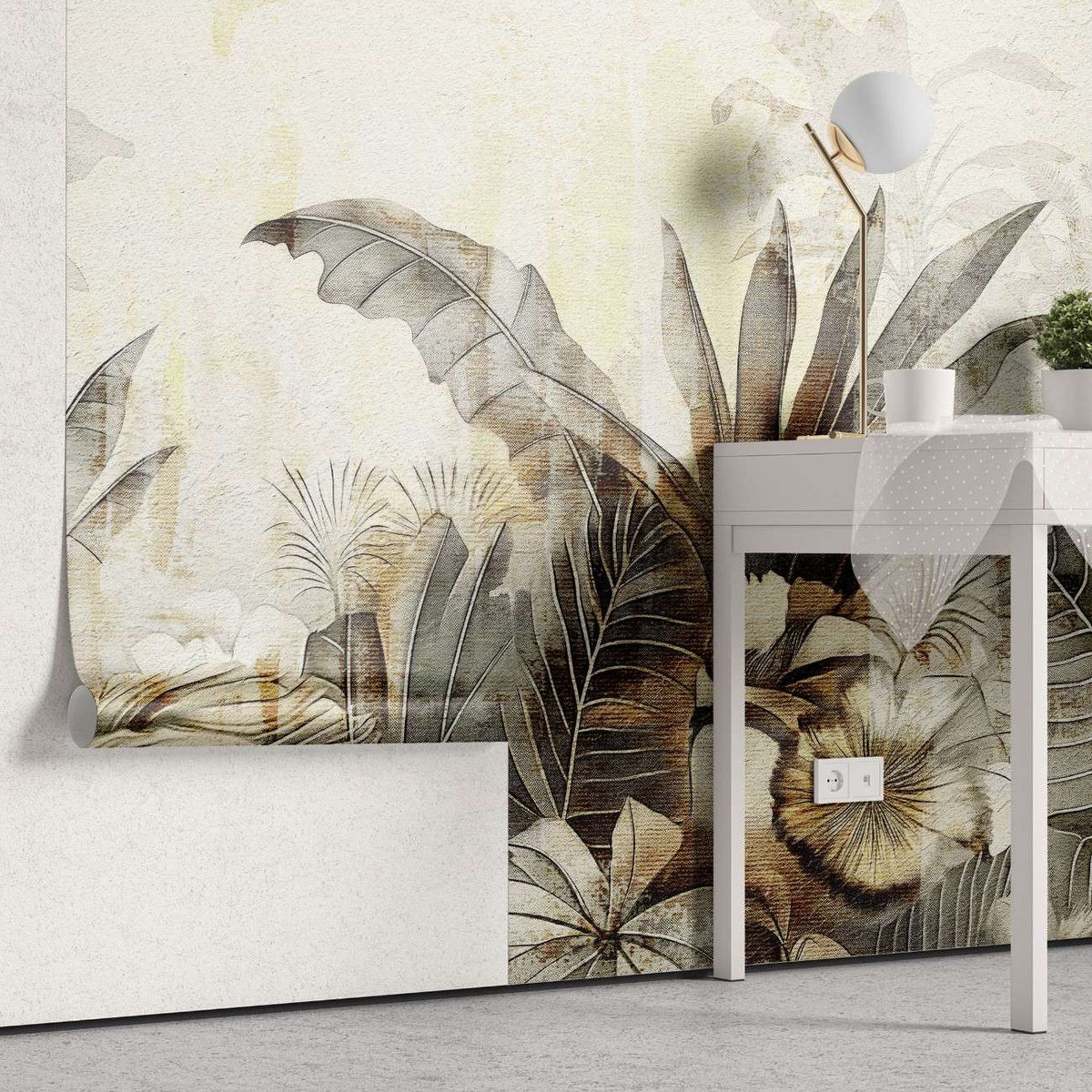 Tapet personalizat leaf cu frunze tropicale stilizate in tonuri de auriu patinat si gri pe un fundal cu aspect de fresca designul aduce o atmosfera exotica si sofisticata ideal pentru interioare elegante warm textured nature