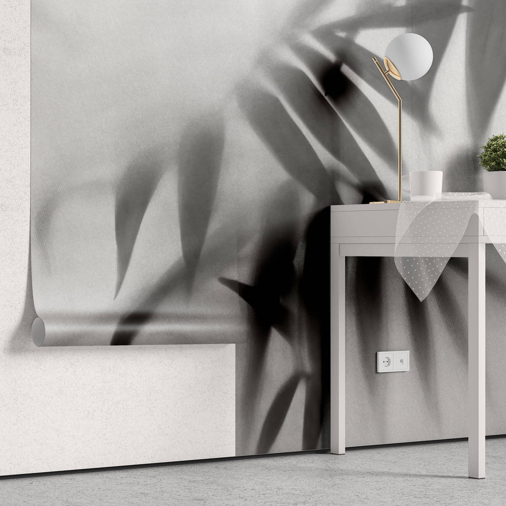 Tapet Personalizat Leaf cu frunze de palmier in spatele perdelei alb negru - BLACK LEAVES ELEGANCE