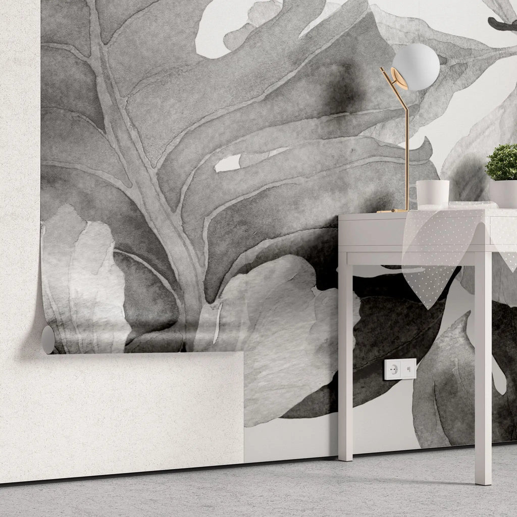 Tapet tropical personalizat alb negru cu frunze tropicale de monstera flori tropicale de crin salbatic cu efect de pictura watercolor b&w tropical