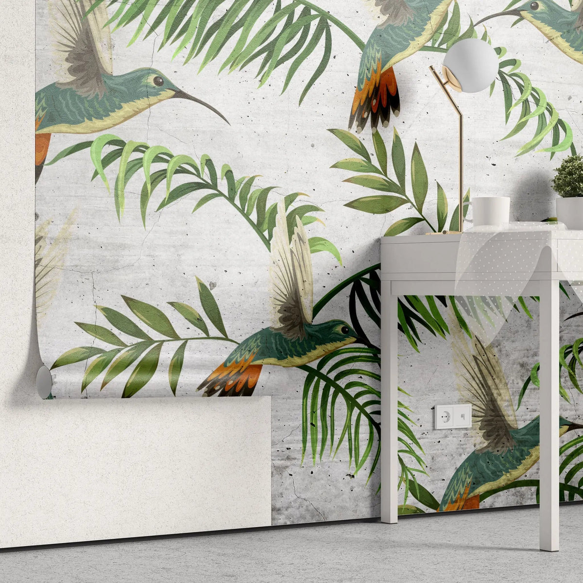 Tapet personalizat tropical cu frunze de palmier si pasari tropicale jacamar pe un fundal gri de beton concrete jungle