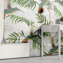 Tapet personalizat tropical cu frunze de palmier si pasari tropicale jacamar pe un fundal gri de beton concrete jungle