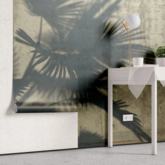 Tapet tropical personalizat cu umbre de palmieri tropicali thrinax parviflora pe un fundal de ciment gri concrete palms