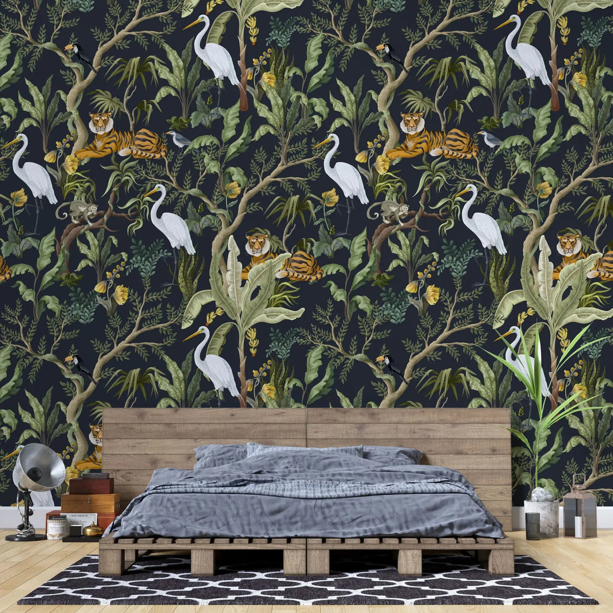 Tapet tropical personalizat cu copaci si flori tropicale frunze de bananier tigrii si barze pe fundal inchis dark jungle