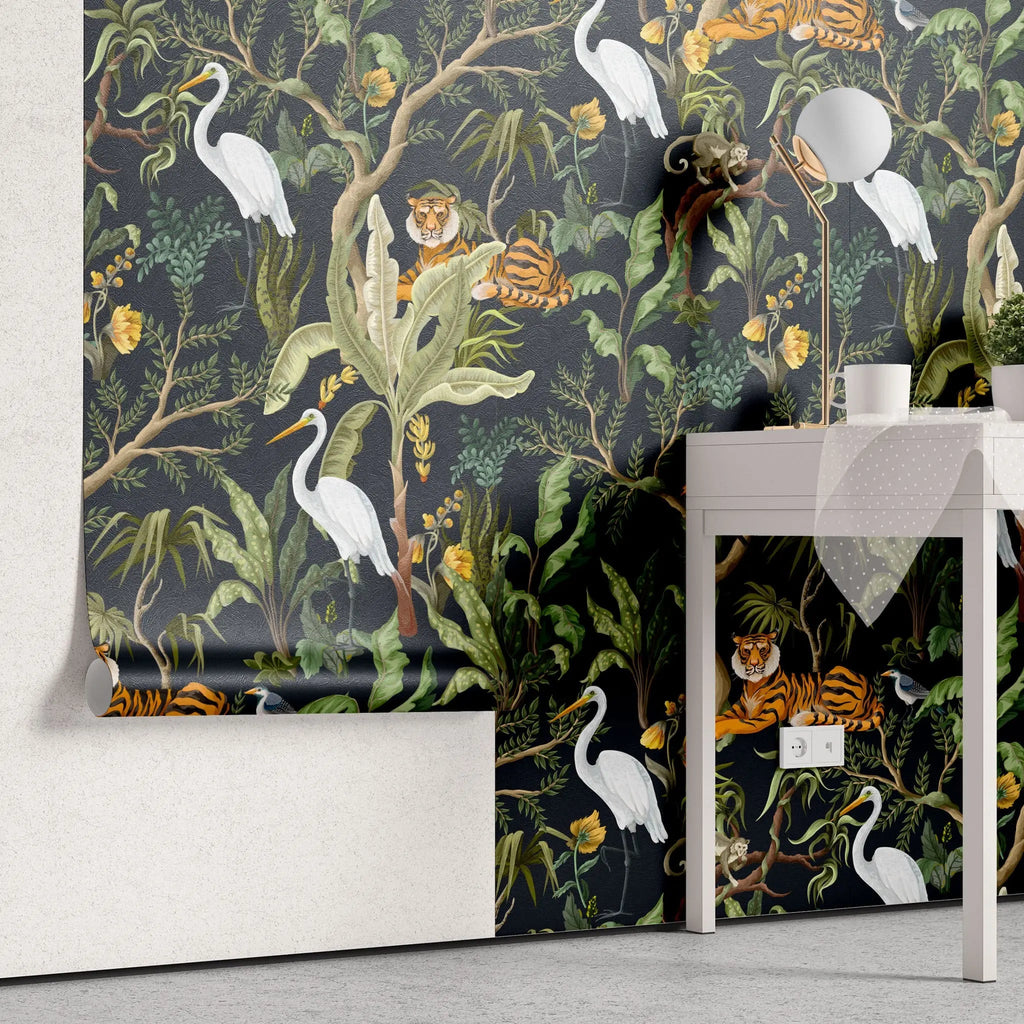 Tapet tropical personalizat cu copaci si flori tropicale frunze de bananier tigrii si barze pe fundal inchis dark jungle