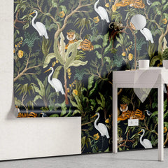 Tapet tropical personalizat cu copaci si flori tropicale frunze de bananier tigrii si barze pe fundal inchis dark jungle