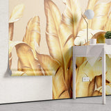 Tapet tropical personalizat cu frunze tropicale elegante aurii cu efect de pene pe fundal nude golden bird's nest fern