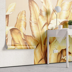 Tapet tropical personalizat cu frunze tropicale elegante aurii cu efect de pene pe fundal nude golden bird's nest fern