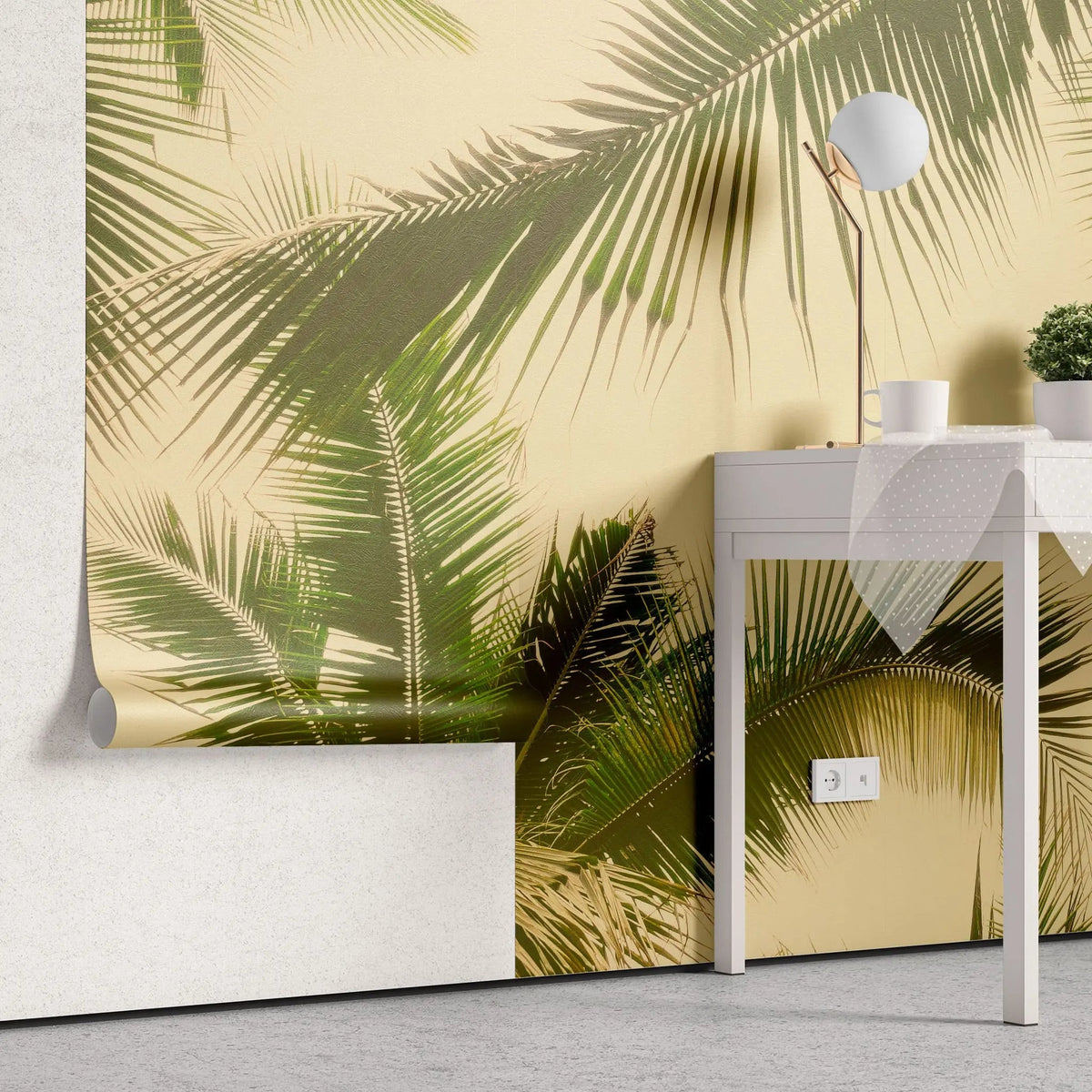 Tapet tropical personalizat cu frunze tropicale de palmieri majestic verzi pe fundal cald insorit golden hour