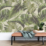 Tapet tropical personalizat cu frunze de monstera si palmier belmore pe fundal nude monstera belmore