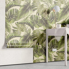 Tapet tropical personalizat cu frunze de monstera si palmier belmore pe fundal nude monstera belmore