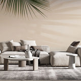 Tapet tropical personalizat cu frunze de palmier verzi si umbrele lor pe un fundal rose nude nude palm