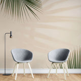 Tapet tropical personalizat cu frunze de palmier verzi si umbrele lor pe un fundal rose nude nude palm
