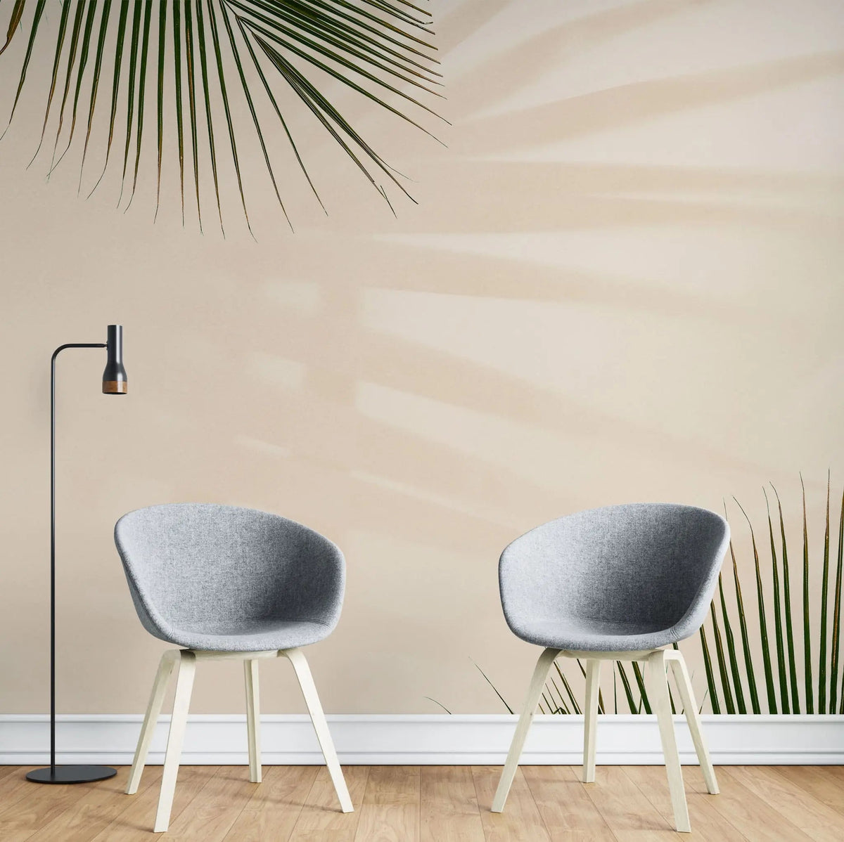Tapet tropical personalizat cu frunze de palmier verzi si umbrele lor pe un fundal rose nude nude palm