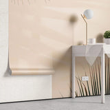 Tapet tropical personalizat cu frunze de palmier verzi si umbrele lor pe un fundal rose nude nude palm